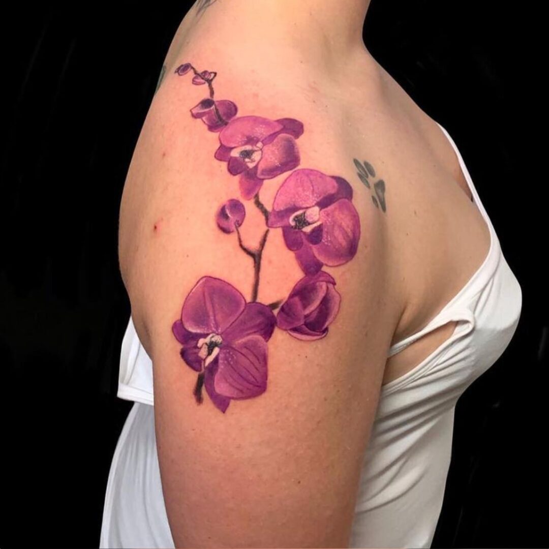 Painterly flowers tattoo on the shoulder